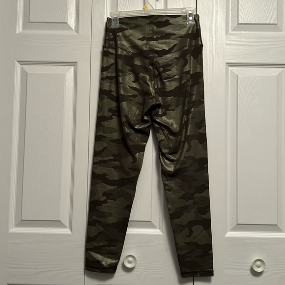 EUC OFFLINE by Aerie Real Me High Waisted Camo Legging Olive Daze. Size L - Picture 3 of 6
